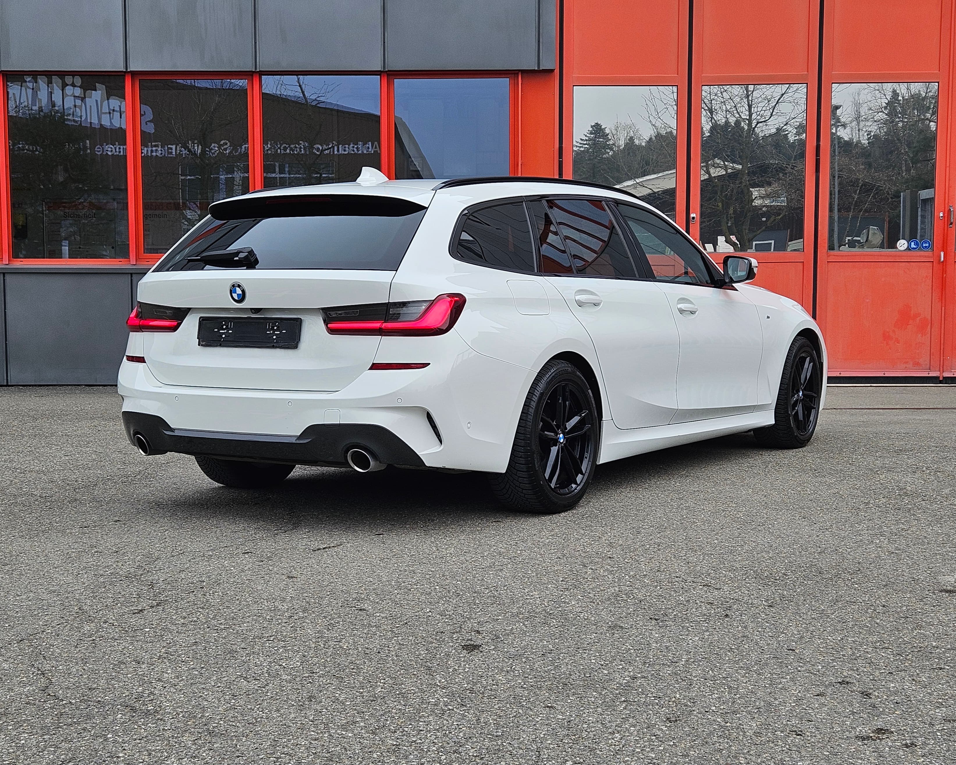 BMW 320i 2021 - View 3